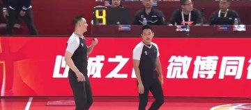 👀杜锋赛中怒喷看完回放的闫军：CTMD 对面拉人违体你不判