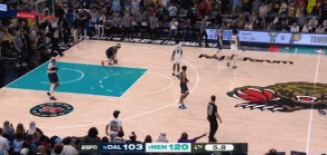 灰熊都不打了 ！布兰登-威廉姆斯垃圾时间先犯规 回头飙中三分