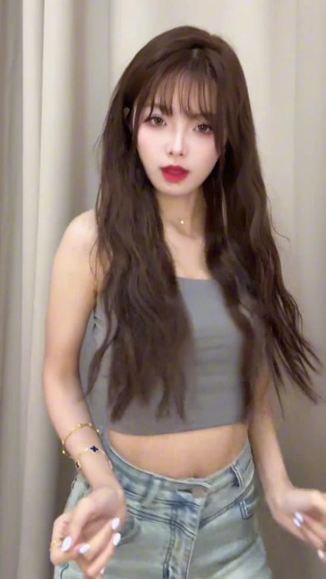 LPL互动主持泱泱分享跳舞视频：请你不要到处扣扣