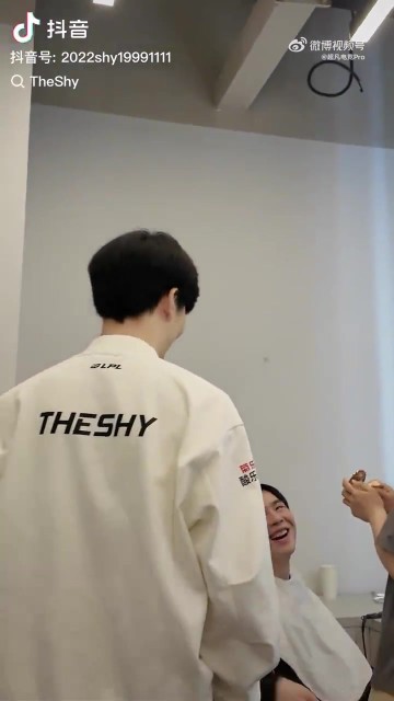 TheShy赛后更新视频分享与Zdz后台见面视频:又见面咯!