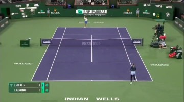 裁判都摇头！郑钦文发球时遭遇观众大喊干扰，回身一直看观众席