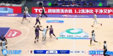 冲击力十足！雷蒙侧翼突击 强攻失衡抛投得手打成2+1