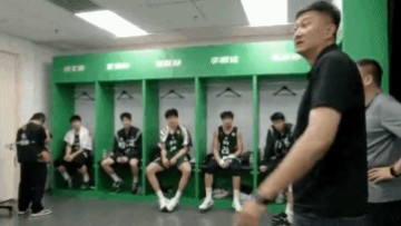 广东实验半场41-31领先清华附中！杜锋前往更衣室鼓励球员！