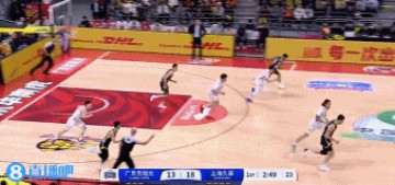 这球领的漂亮！任骏飞反击接徐杰传球一条龙挑篮命中