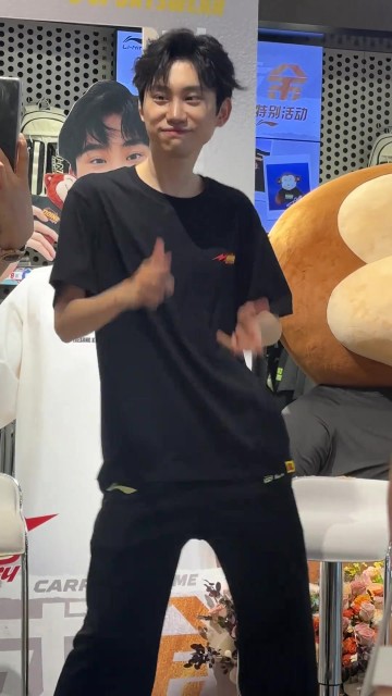 如何评价🐒的舞姿？Doinb翻跳抖音舞曲《九万字》：身姿妖娆