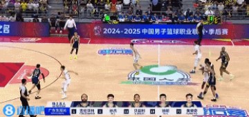 太不应该了！广东后场简单传导 黄荣奇出现传球失误😕