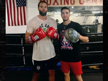 天赋➡️拳击台！33岁迈卡威转战拳坛首秀告捷 击败36岁业余拳手~