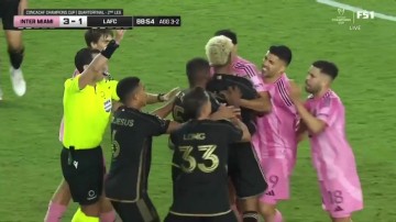 险些误伤友军！太阳报：苏亚雷斯企图再次咬人，发现是队友后松口