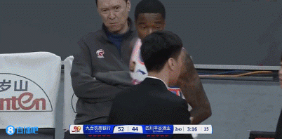 可别受伤！萨姆纳扑防破坏球出界&手有些受伤 表情痛苦被换下场