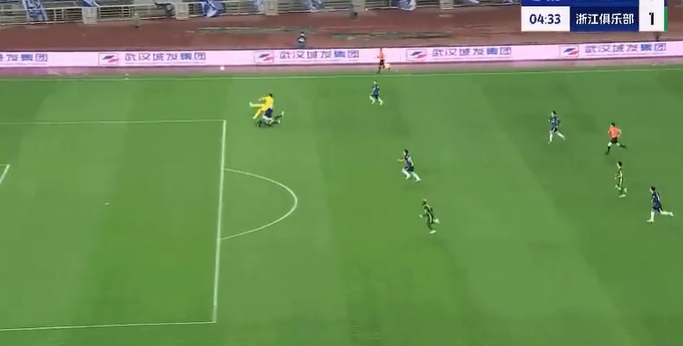 半场-三镇0-4浙江 王钰栋造乌龙+处子球布彭扎双响邵璞亮失误送礼