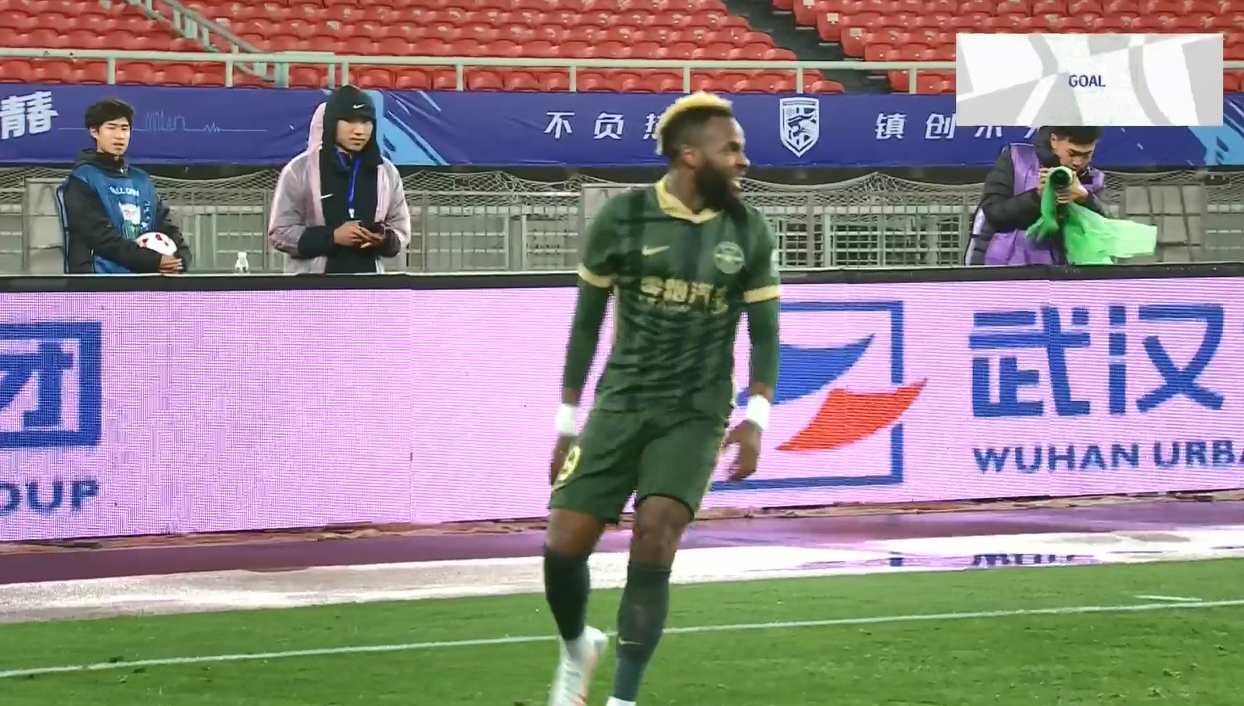 半场-三镇0-4浙江 王钰栋造乌龙+处子球布彭扎双响邵璞亮失误送礼