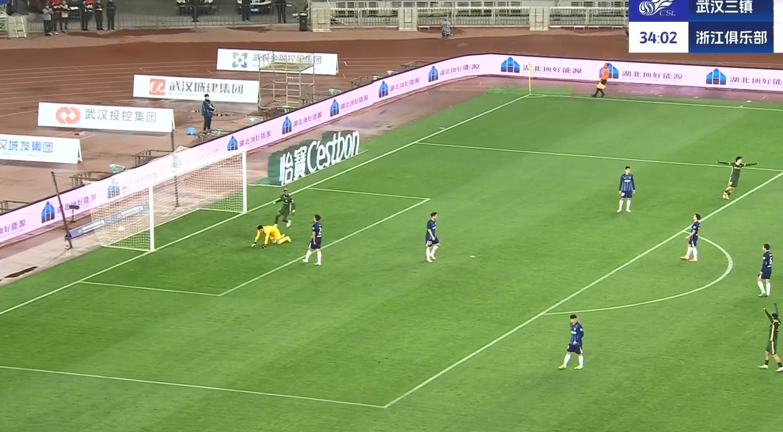 半场-三镇0-4浙江 王钰栋造乌龙+处子球布彭扎双响邵璞亮失误送礼