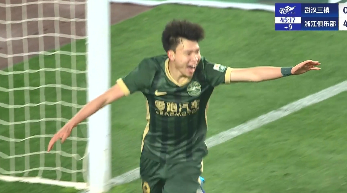半场-三镇0-4浙江 王钰栋造乌龙+处子球布彭扎双响邵璞亮失误送礼