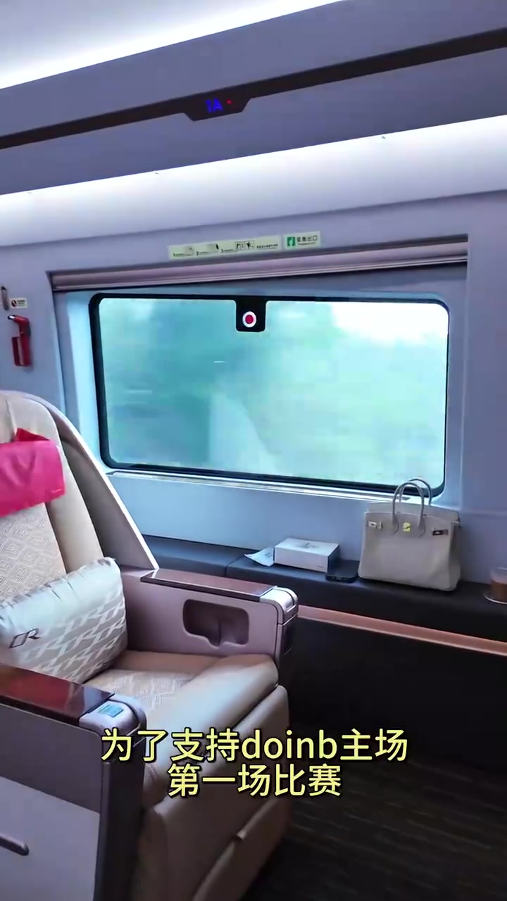 糖小幽分享观战老公Doinb比赛Vlog纪录：人生总充满遗憾的啦~