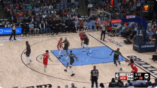 武器大师！莫兰特27中13得36分6助 “扔手雷”庆祝&喷裁判吃T