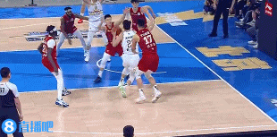 浴血赛场！媒体人：雷蒙让全场观众为之动容 用拼搏&韧性赢得尊重