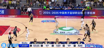 太不应该了！广东后场简单传导 黄荣奇出现传球失误😕