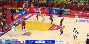 晚了一点点！雷蒙接杰曼传球三分命中 可惜超时在先