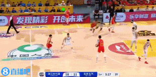 这么准的嘛！内森-奈特连续在外线飙中三分 助广厦扩大领先！