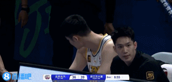 💪看起来问题不大！胡金秋已经返回替补席