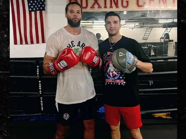 天赋➡️拳击台！33岁迈卡威转战拳坛首秀告捷 击败36岁业余拳手~