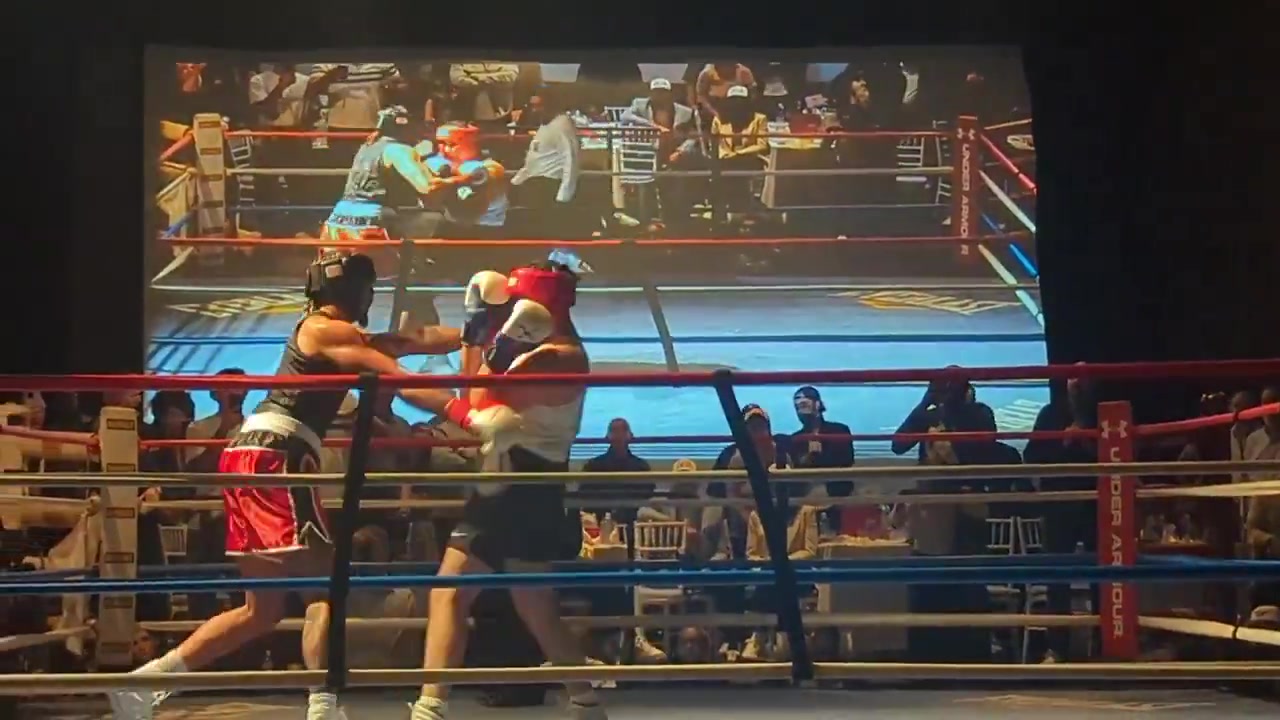 天赋➡️拳击台！33岁迈卡威转战拳坛首秀告捷 击败36岁业余拳手~