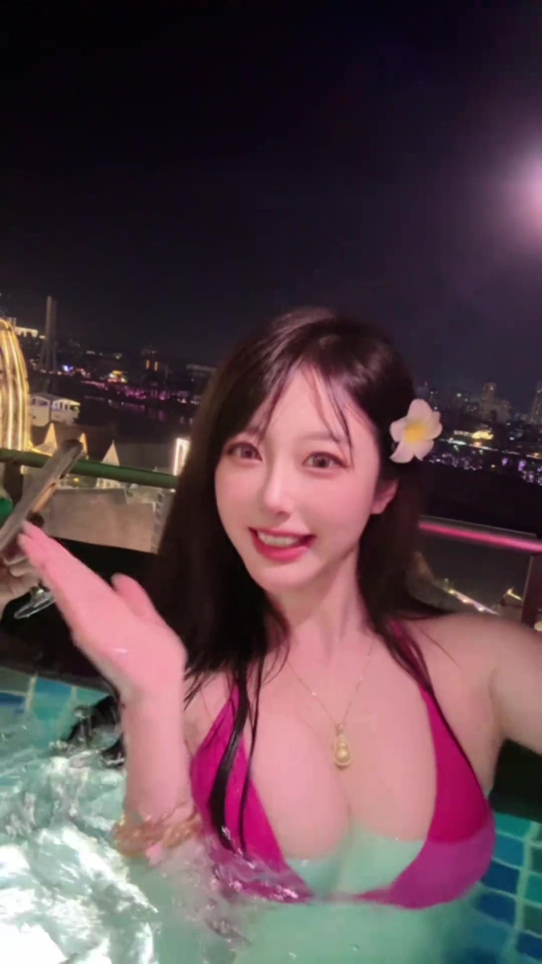 真不把网友当外人😍《黑神话》萍萍演员更新泳装视频：带大家看看夜景