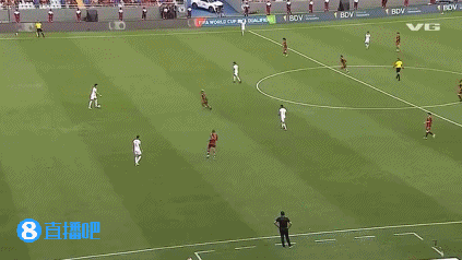 啊⁉️玻利维亚后卫半高球回传，门将逆天停球遭穿裆开场就送乌龙